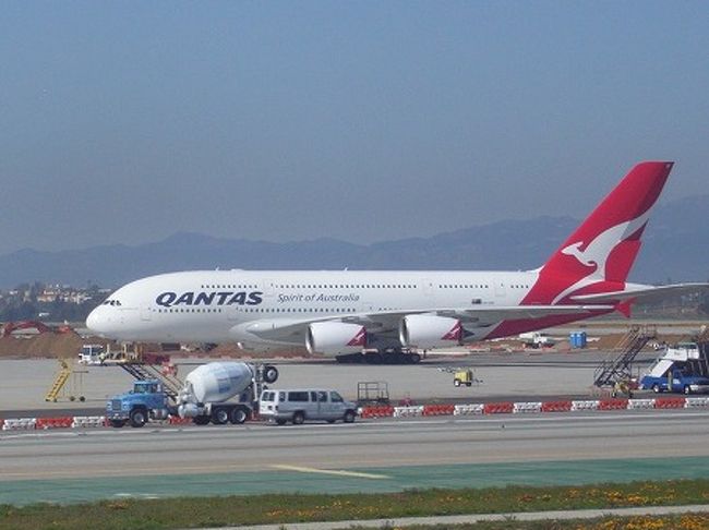 出発時間が近づいてきたので搭乗口に行くと、カンタスのA380がいました。<br /><br />A380ってまだ乗ったことないねんなぁ〜。。<br />