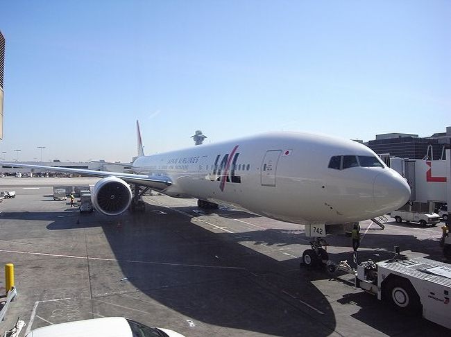 成田行きJAL61便、B777-300ERです。