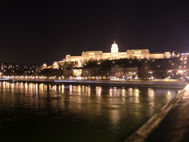 王宮。<br />あちらまで、行く勇気はない・・。<br />だいたい時間は9時くらい。