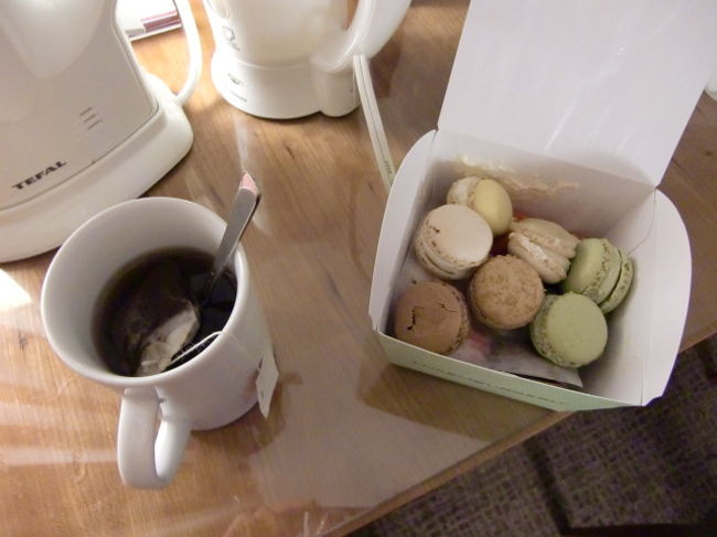 ホテルに戻り、チューリッヒの<br />空港で買ったシュプリングリの<br />ルクセンブルクリで、お茶。<br /><br />これを買うために、チューリッヒ乗り継ぎに<br />したらしい・・。<br /><br />