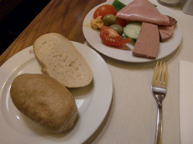 翌朝。<br />朝食です。<br />シャンパンやNishikiriceにMisosoupありました。<br />（このホテル日本のテレビも映るし、日本の新聞のコピーもありました。）<br />でも、まだ日本食恋しくないし、朝は<br />もともとパン派なのでこちら。<br />まずまずです。<br />