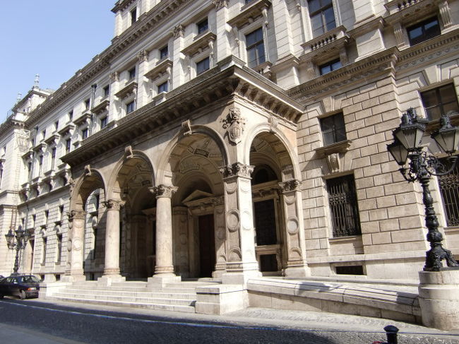 ほんとにオペラ座のそばです。