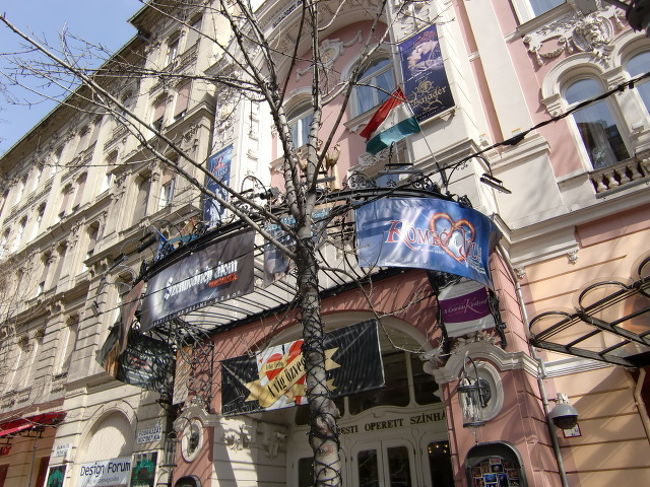 でも、今回わたしが行くのはこちら。<br />オペレッタ劇場。<br />こちらへも、ホテルからは2，3分です。<br />