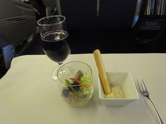 タキシングでウトウトしてしまい気がついたら食事のサーブでした・・<br /><br />寝起きの赤ワイン（笑）を頂きます。