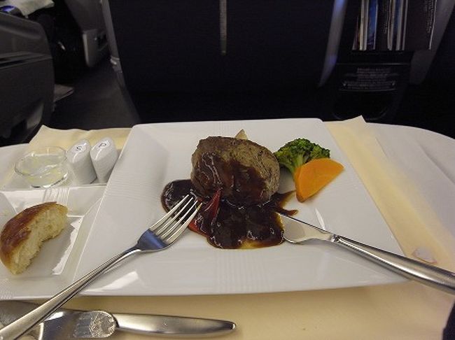 帰りはガッツリ、ビーフステーキを！<br />柔らかくうまかったっす。。