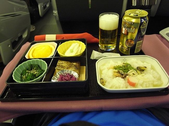 2回目の食事は和食をチョイス！<br /><br />やっぱJALの日本食はうまい。。<br /><br />あと2時間で到着です。