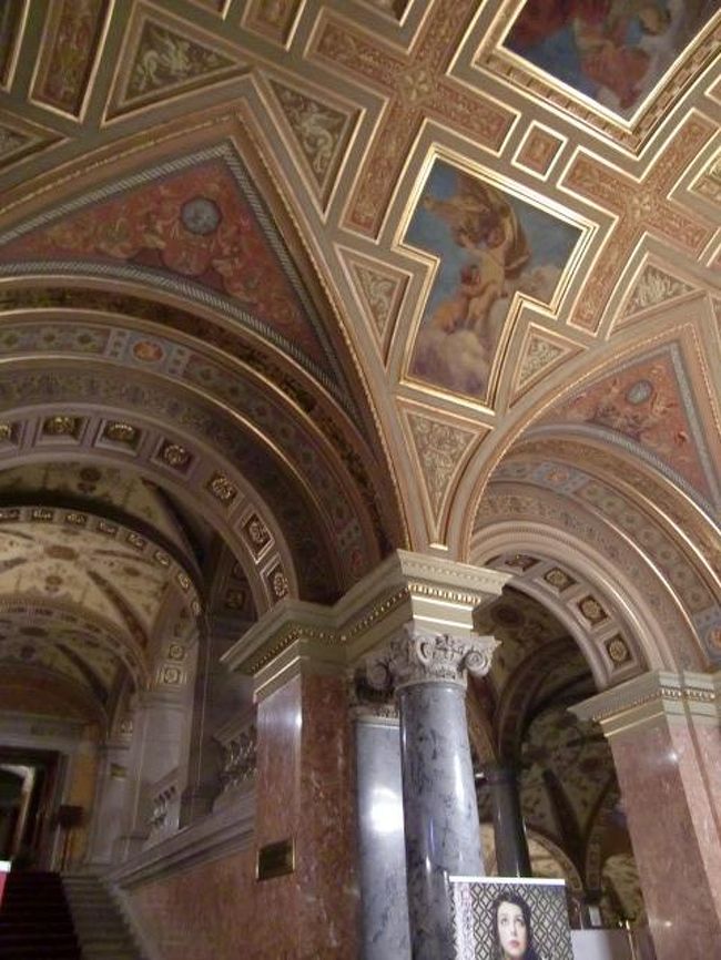 でも、せっかくなので<br />オペラ座の中に入ってみました。<br />ガイドツアーは午後3時と4時。<br />結局行けませんでした。