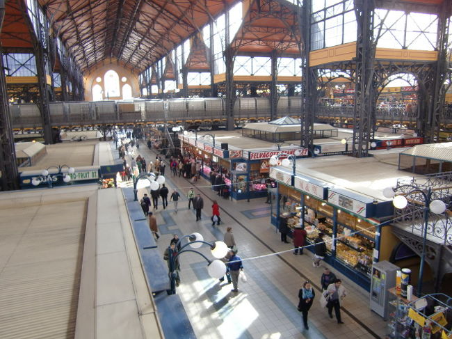東駅より地下鉄を乗り継いで、<br />カールヴィンテールへ。<br />そこから中央市場へ。<br />