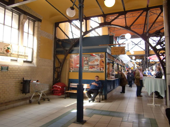 中には、食べるところもあります。<br /><br />2階にトイレが2ヵ所ありますが、<br />チップの金額がちがいました。<br />食べ物やさんのあるほうにある<br />トイレのほうが20フォリント安くて<br />100フォリント。<br />