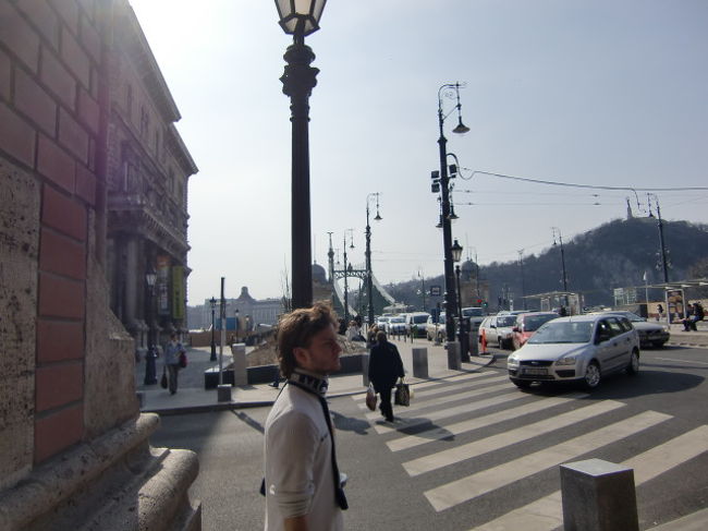 すぐそばには自由橋。<br /><br />何気なく写っていましたが、<br />この方のようにブダペストには、<br />美男美女があちらこちらに！