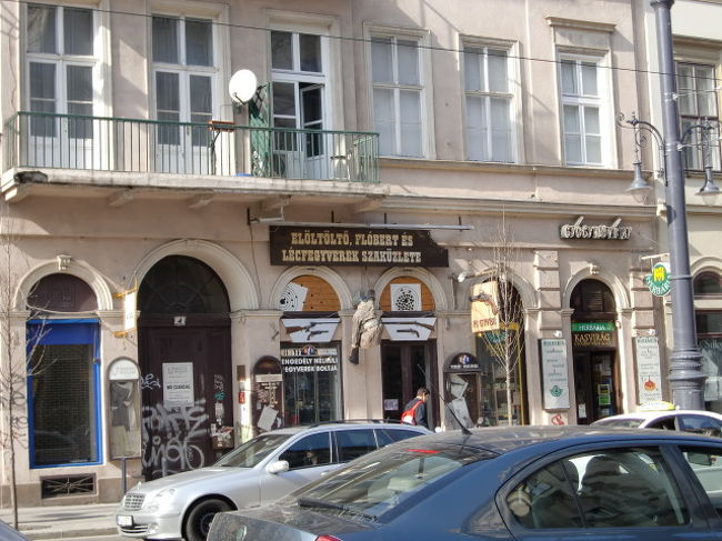 ゲッレールトの丘にも心惹かれますが、<br />地下鉄の駅に向かいます。<br /><br />かなり、見づらいですが<br />看板の下に人形が！