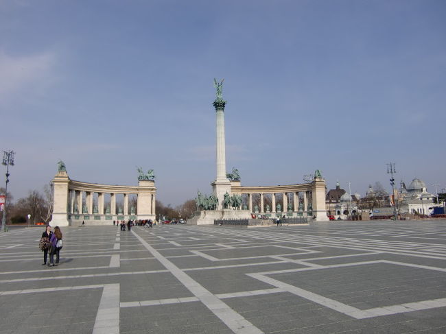 またまた地下鉄を乗り継ぎ<br />ホゾ−クテレへ。<br />ブダペストの地下鉄のエスカレーター<br />やたら早くて危険。<br />お年寄りうまく乗っていますが、<br />事故とかないのかしら？<br /><br />と思いつつ、英雄広場。<br />