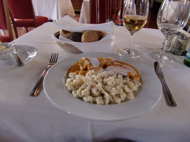 店に入ると、お客は誰もいなくて<br />スタッフおしゃべり中。<br />でも、営業中とのことなので、<br />気にせず入る。<br /><br />パプリカチキンとトカイワイン。<br />ドライのものもあるのですね。<br />チキンは、味が薄めでニョッキ多すぎ。<br />もちろん、食べきれず。<br />最初にわかっていれば<br />サラダを注文したほうが、よかったかも。<br />肉は全部食べたけど、あきる。<br /><br /><br />