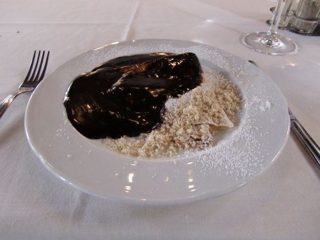 なんか、物足りないのでデザートを<br />いただくことに。<br />胡桃をはさんだパンケーキに<br />チョコレートソースを<br />かけたもの。<br />なんかなぁ〜(^^;;。<br /><br />このあとカプチーノを飲んでいるとき、<br />やっと次の一人、英語を話す観光客の<br />男性来店。パプリカチキン食べてた。<br />帰り間際、店の電気が点く。<br />