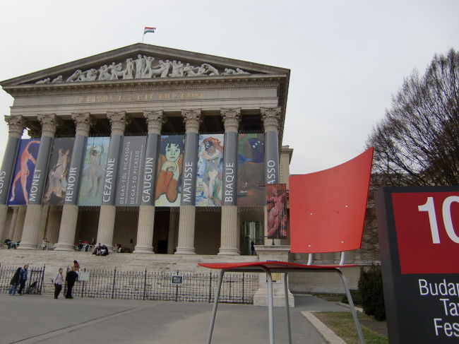 なぜブダペストでまで見る？と思いつつ、<br />エルミタージュ美術館展開催中の、<br />西洋美術館へ。<br /><br />地下の展示室は、何の変哲もない<br />部屋でしたが、常設展のあたりは素敵な<br />つくり。<br />でもフォトチケット買っていなかったので<br />写真撮れず。<br />チケット売り場で気づかなかった・・。