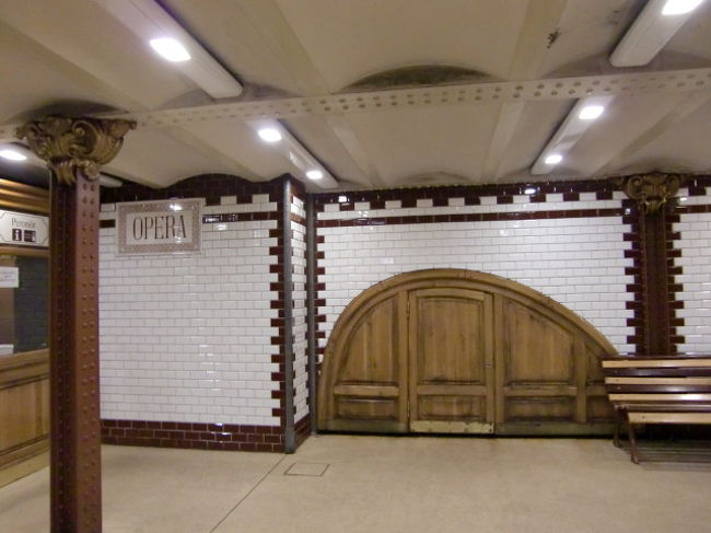 Opera駅到着。<br />1号線の駅は、こんな感じで素敵です。