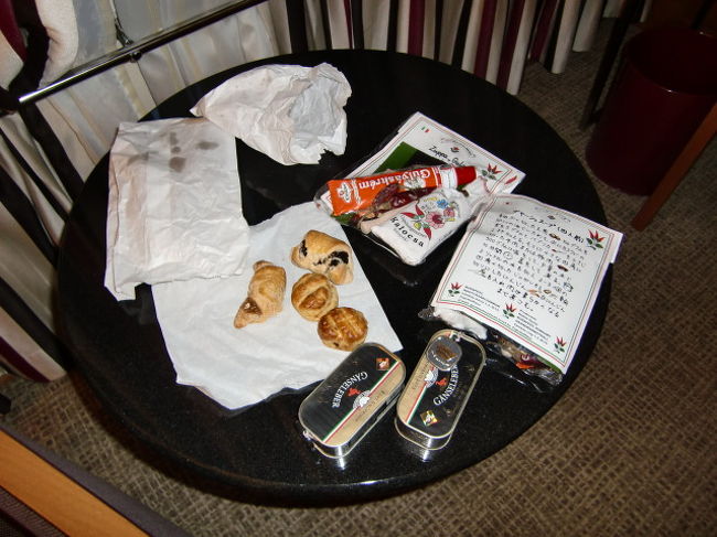 本日のお買い物。<br />基本のグヤ−シュセットに<br />フォアグラ。<br />お菓子は100グラム単位でした。<br />中にりんごの入ったパイがおいしかった。<br />