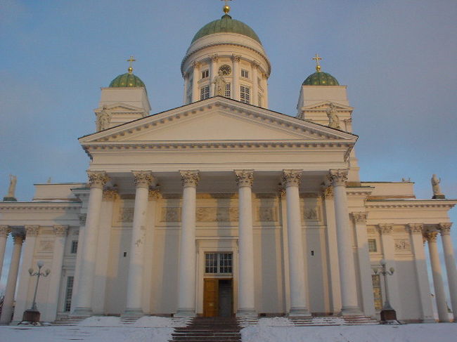 『ヘルシンキ大聖堂』真白な建物はウスペンスキー寺院とは対照的です。