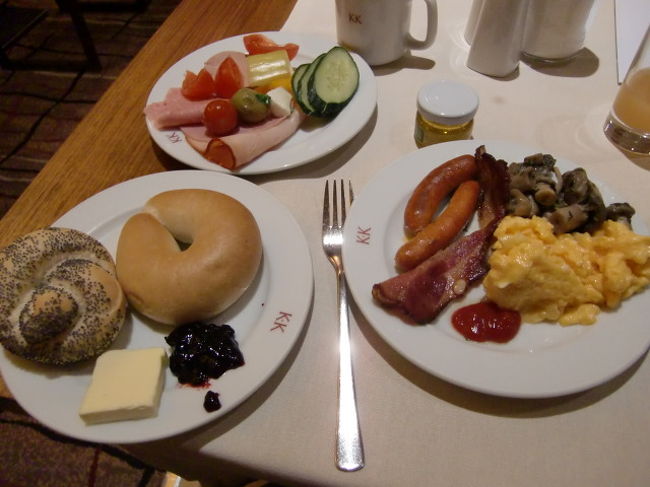 朝食。<br />右のパンがおいしくて、次の日も<br />いただきました。<br />はちみつの小瓶も、うれしいです。<br />お持ち帰りも考えましたが、<br />ちょっとべたつくので、断念・・。<br />