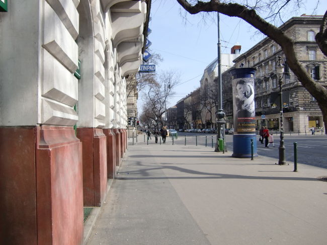 アンドラーシ通りを歩きます。