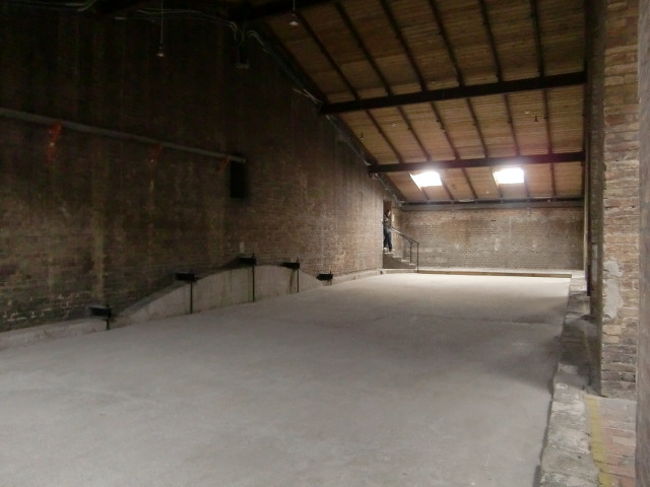 でも、エレベーターは途中まで。