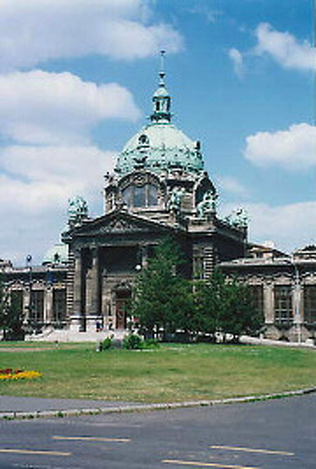 ブダペストには、温泉が500以上もっ！<br />これは市民公園内にある <br />Szechenyi Bath<br />ここは混浴だけど<br />男性ゲイ専用のものもあるとか