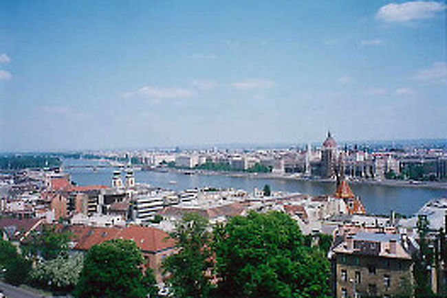 ブダ地区の丘の上から見た<br />ドナウ川と、対岸のペスト地区