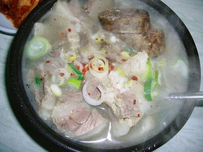 ちょっぴり早起きして...いざ出陣！<br />ホテルと同じ凡一洞にあるクッパプ屋<br /><br />クッパプを注文^^<br />いつもスンデをサービスで入れてくださる♪<br />　　　ご馳走様ですm(__)m