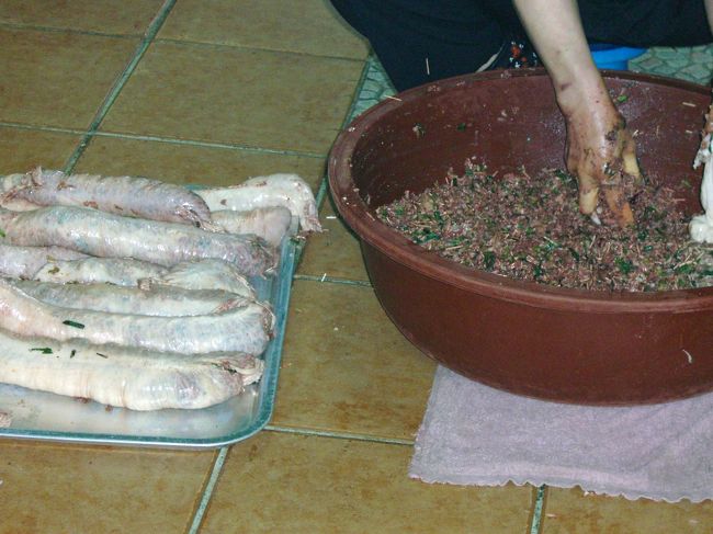 早朝で客は我々だけ^^;<br />店内の床でアジュンマはせっせとスンデ<br />作ってます。<br />写真撮っていいですか？と聞いてみた。<br />「企業秘密だからダメ！」と言われると思ったら…<br /><br />　「化粧してないから顔はダメよ〜」って^^<br />　　　　アジュンマ〜　ナイスです(^Q^)/ 