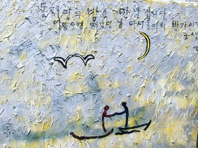 これはアメリカ人の作品とか。<br /><br />家の主であるハルモニが絵の前で<br />日向ぼっこ中(*^^*)<br />写真撮らせて貰ってる間ず〜っと<br />説明してくださるが… 分からん(?_?)<br />　<br />　ミアネヨ〜m(__)m  韓国語初心者で。<br />