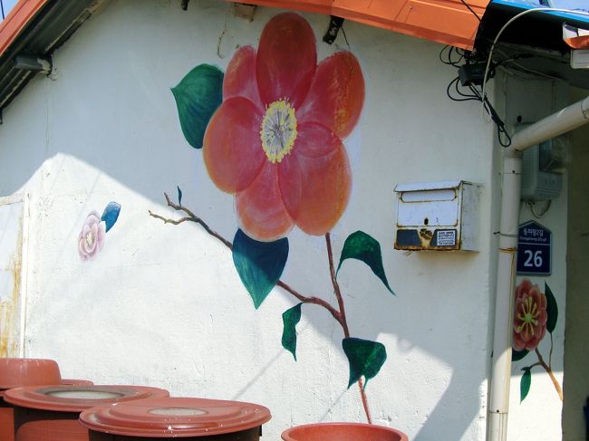 この絵は釜山出身の方の絵？<br />釜山市の市花は椿。港町には何故か椿が似合う？<br /><br />そう言えば今回乗ってきたフェリー「カメリア」<br />福岡の市花サザンカも椿科で共通点があるから<br />　椿→英語→カメリアなんだって！　へ〜ぇ<br /><br />　