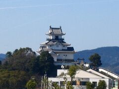 こだまで掛川に到着
ホームから掛川城が見える。