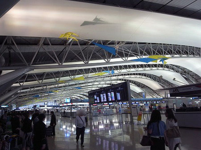 朝、会社に少し出勤（土曜も仕事なんです。）して、関空に向かいます。<br />11：30に関空到着。。<br /><br />これからJALで台北に向かいます。<br />