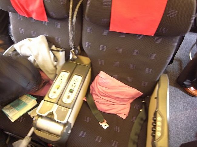 機内に乗り込み、シートへ。<br />シートはボロっちいクラスJなみのシート・・・<br />隣との肘掛も小さく飲み物も置けません・・・<br />しかも1列目なので壁がまえにあり、その間隔もせまく足も延ばせないときたもんだ。<br />いくら近距離でもこのシートでビジネスとは・・・<br />CIやBRとはエライ違い・・<br />ウェルカムシャンパンも出ないしね。<br /><br />まぁ、インポラなんで文句言える筋合いではないですが（＾＾；