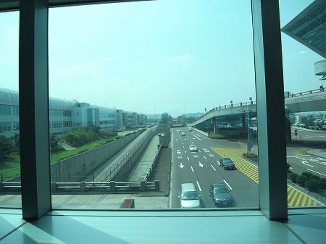 行きは台北で外にでませんが、曇ってはいるが雨は降ってないようです。<br /><br />