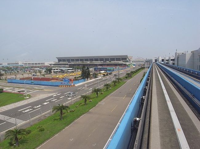 スカイトレインで、第１ターミナルに向かいます。