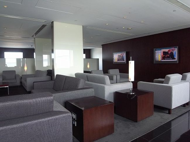 桃園空港のキャセイのラウンジは入ればビジネスクラスラウンジで、扉一枚隔てて奥がファーストクラスラウンジとなってます。<br />手前は結構な人でしたが、奥はガラガラです。<br /><br />ただ、チェックもないもないので、誰でもファーストに入ることはできますがね。。<br /><br />しかも、ヌードルバーはビジネスクラスにしかないので、食べたければ取りに行かなければなりません。<br />