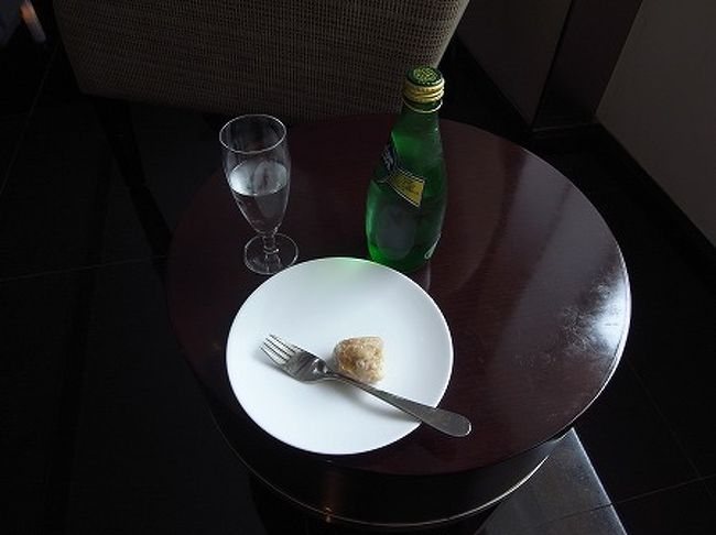 さっき機内食を食べたとこやし、これからまた機内食を食べなければならないので、軽くペリエとシュウマイ1個を食べてゲートに向かいます。