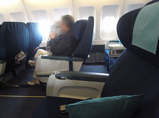 古いタイプのビジネスのシートです。<br />でも、さっきのJALに比べれば広くて快適です。