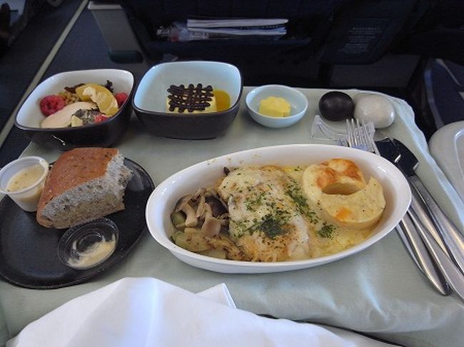 飛行時間は１時間とチョイですが<br />しっかりとした食事が出てきます。<br />