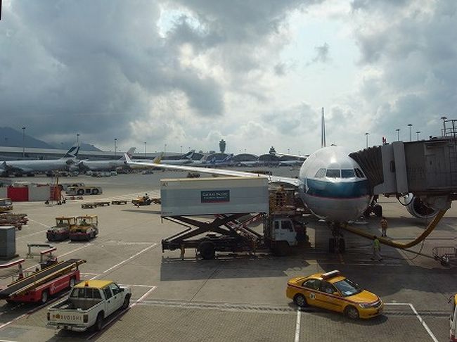 香港国際空港に到着です。<br />ここでシンガポール行きCX711便に乗継ます。<br />只今、14：55分、シンガポール行きは16：00発なので<br />乗継時間は１時間しかありません。<br />