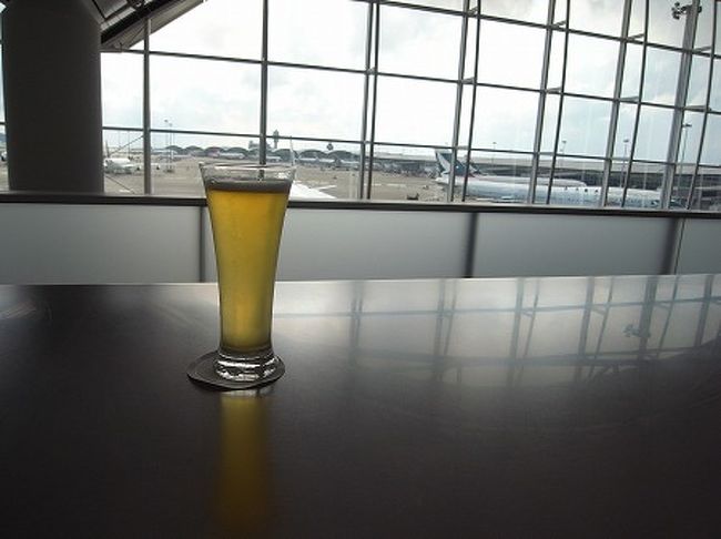 トランスファーのセキュリティーチェックに時間がかかりあまり時間がありませんが、とりあえずキャセイのラウンジ「The Wing」に来てロングバーでビールを1杯！