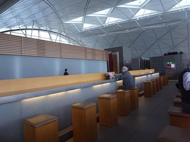 このラウンジは解放感があり、かなり広いですね。<br />今回は時間がないためビールのんで退散しましたが帰りか、２週間後にまた香港に来ますのでその時に堪能したいと思います。