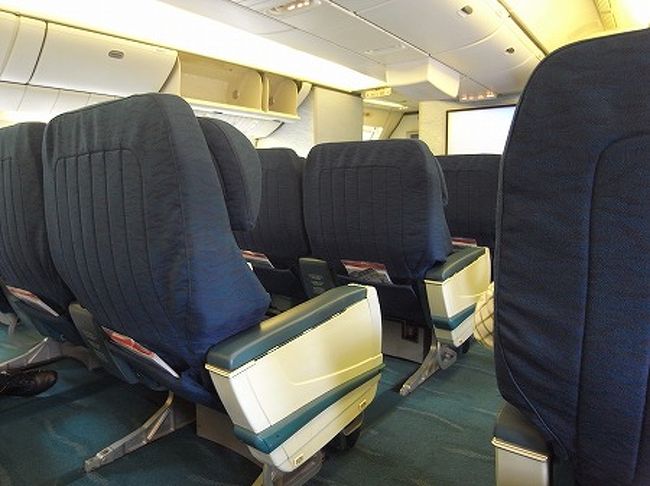 この機材も古いビジネスのシート・・・<br />アジア線はこのシートしかないのか？<br />これまで、キャセイのビジネスに４回乗ってるがすべてこのシートです・・・