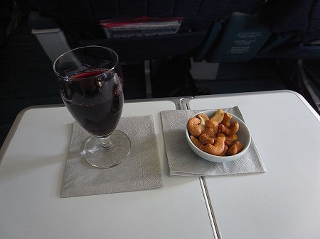 このフライトは３時間３０分のフライトタイムですので、ゆっくりとサービスが始まります。<br /><br />まずは赤ワインとナッツを。