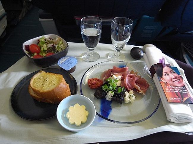 本日、３回目の機内食となります。<br /><br />キャセイのガーリックトーストがうまいんです。<br /><br /><br />メインは・・・<br />写真撮れてませんでした・・・