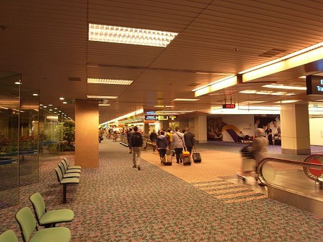 19：45分、定刻にチャンギ国際空港第１ターミナルに到着。<br />イミグレーションもすいてて、１０分でタクシーに乗れました。<br />