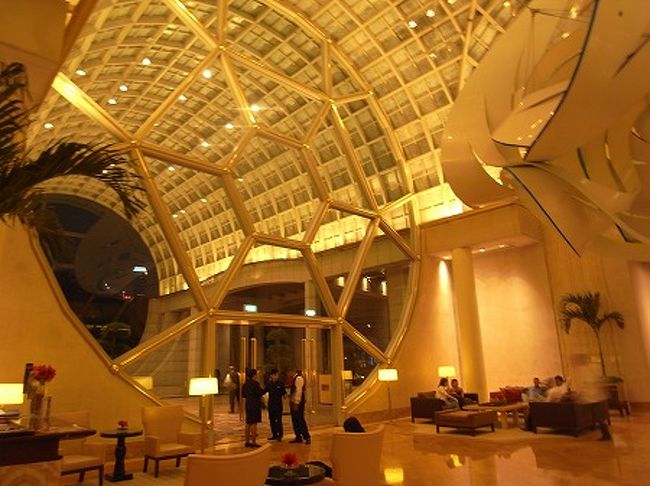 空港から２０分ほどで、今回のお宿、<br />リッツカールトン・ミレニア・シンガポールに到着です。<br />今回もアメックスのFHRを利用しましたので、部屋アップグレード、16：00までレイトチェックイン、朝食サービスがついております。