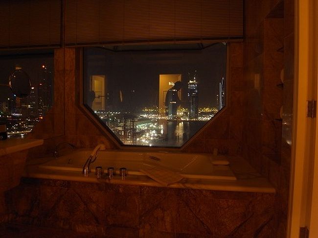 バスルームにも窓があり、夜景を見ながら湯船につかれます。<br />贅沢ですねぇ〜。。