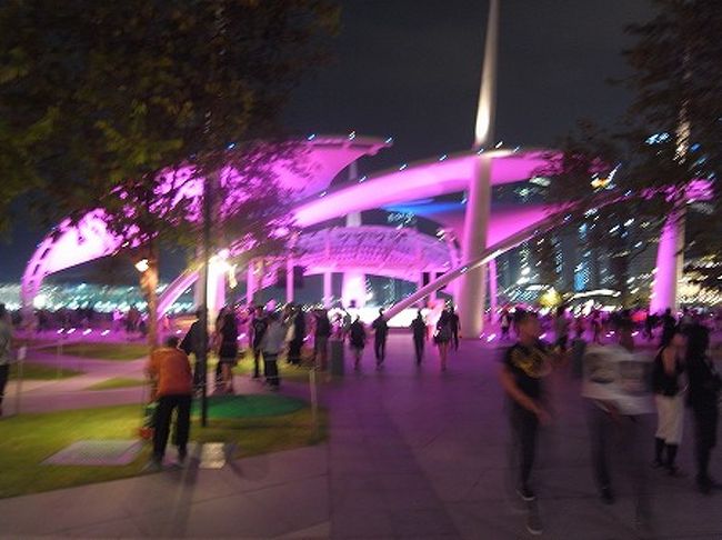 まだ時間が早いので、マーライオンまで散歩します。<br /><br />